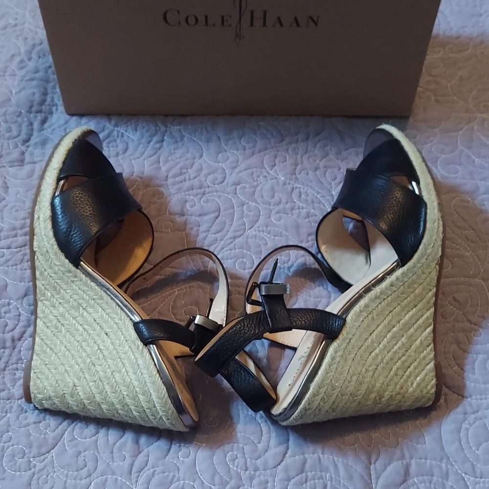 LIKE NEW! COLE HAAN Hart Wedge Sandal Black Pebbled Leather Jute Rope 8 1/2B